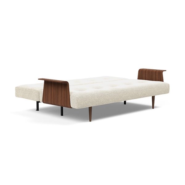Recast baddsoffa fran Danska Innovation living i tyg 357 med valnotsarmstod utfalld