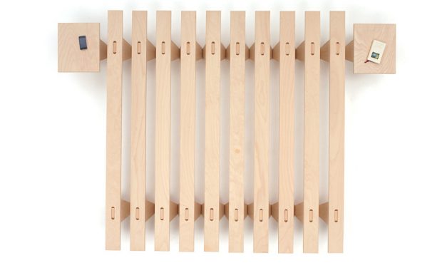 Lieg justerbar sängstomme med sängbord från Tojo