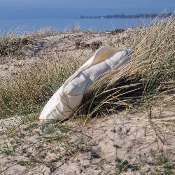 Kuddoverdrag i ekologiskt tyg 40 x 60 till kudde miljobild pa stranden scaled